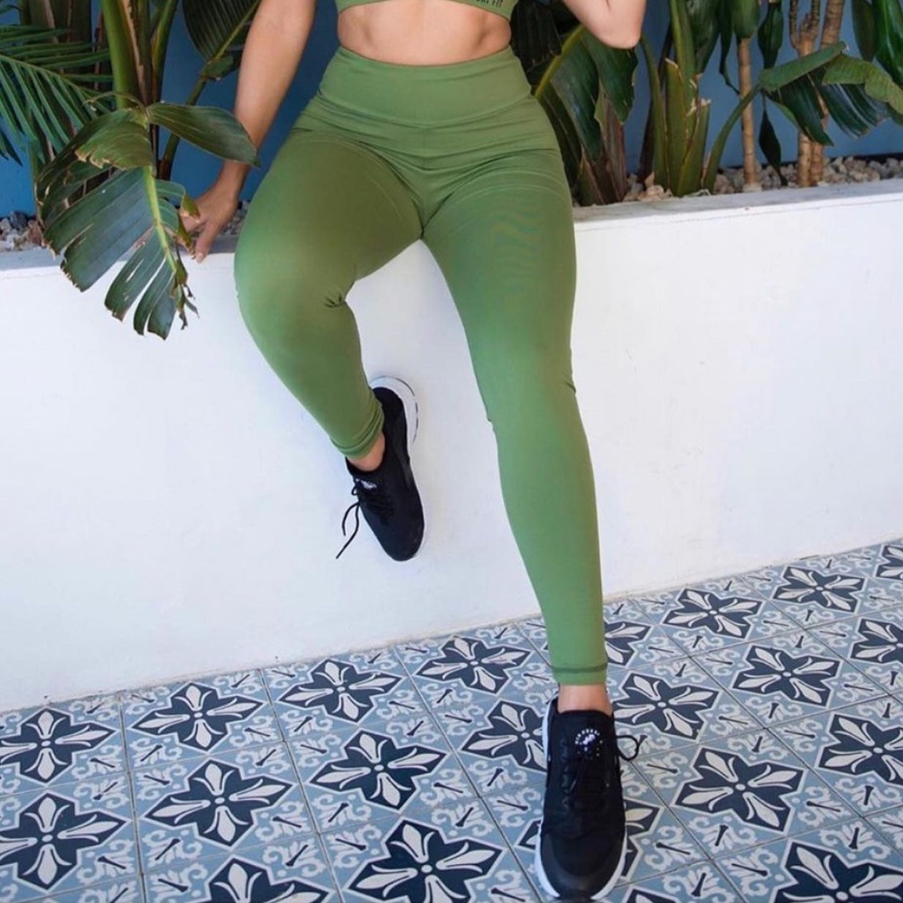 CheriFit Olive Scrunch Leggings - Picture 1 of 9